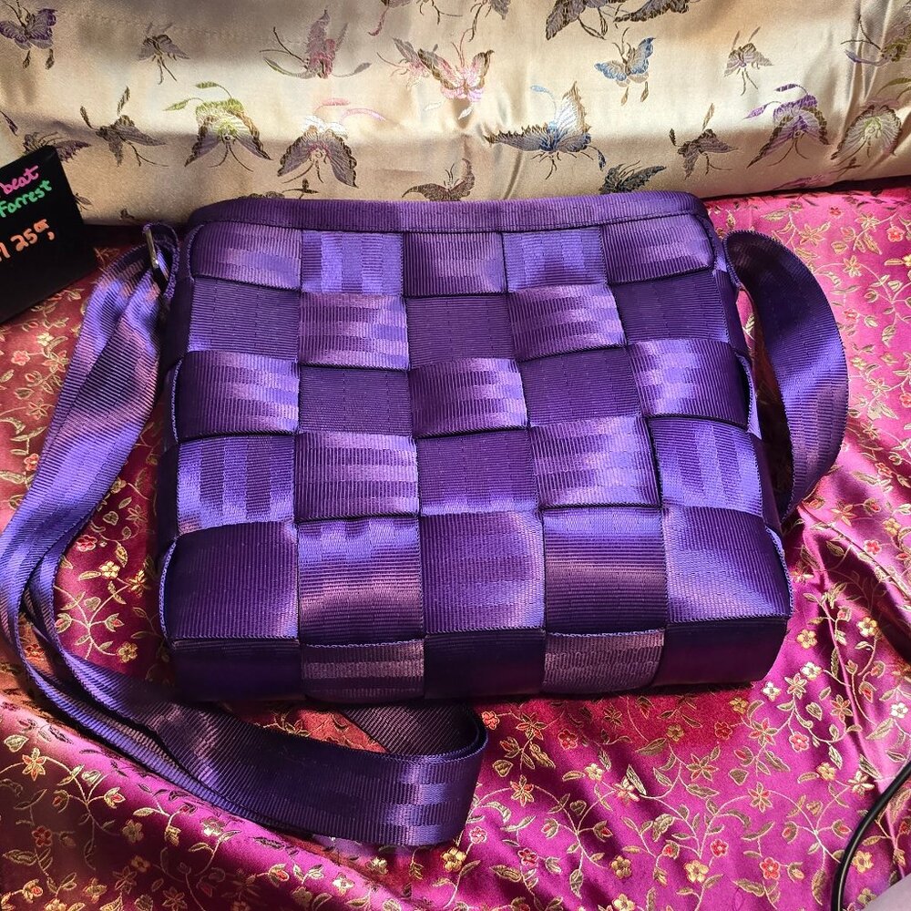 Harveys Seatbelt Mini Messenger Mulberry Purple - Picture 3 of 8